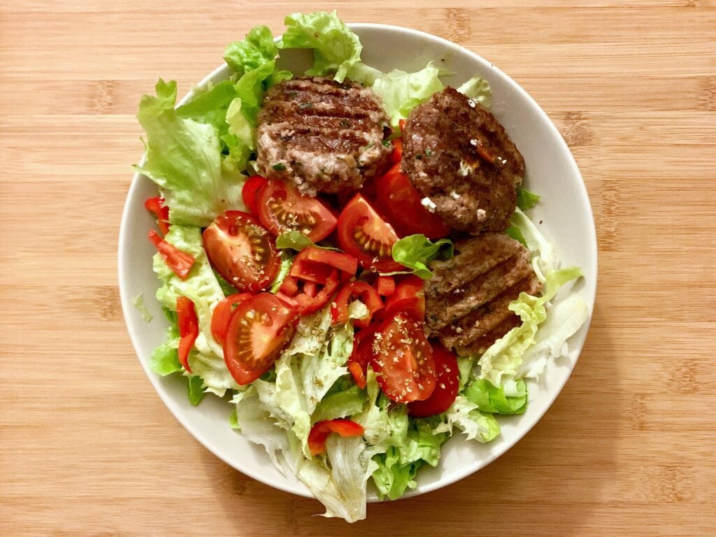 Bifteki Frikadellen mit Salat