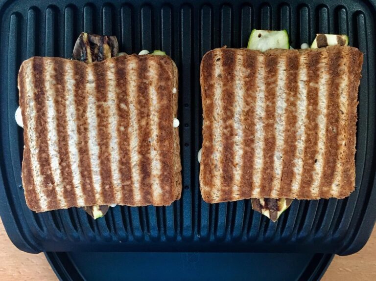 Gegrillte Sandwich Toasts mit Zucchini auf OptiGrill