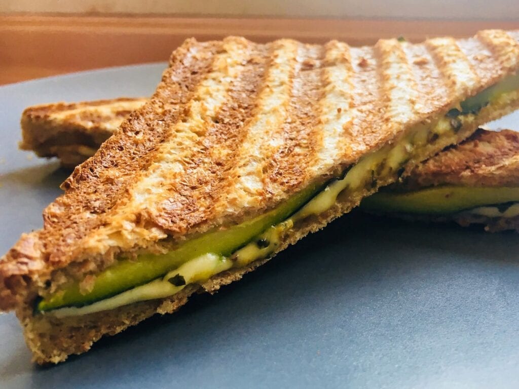 Gegrilltes Sandwich mit Zucchini und Kaese Detail