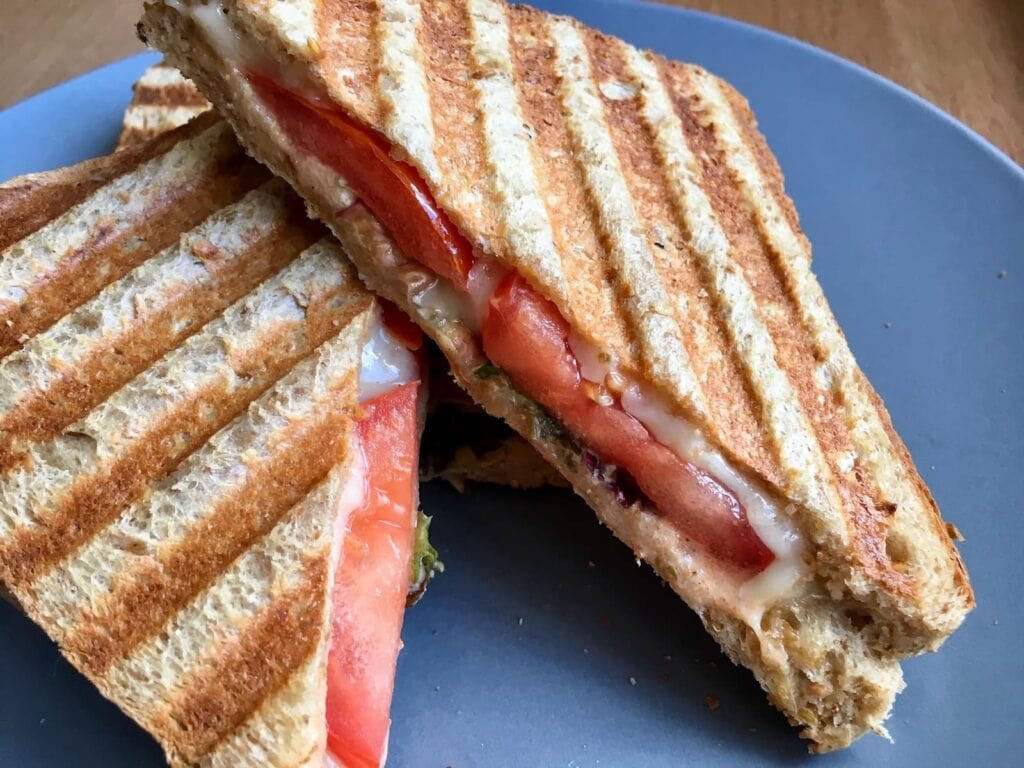 Kaese Sandwich mit Tomate