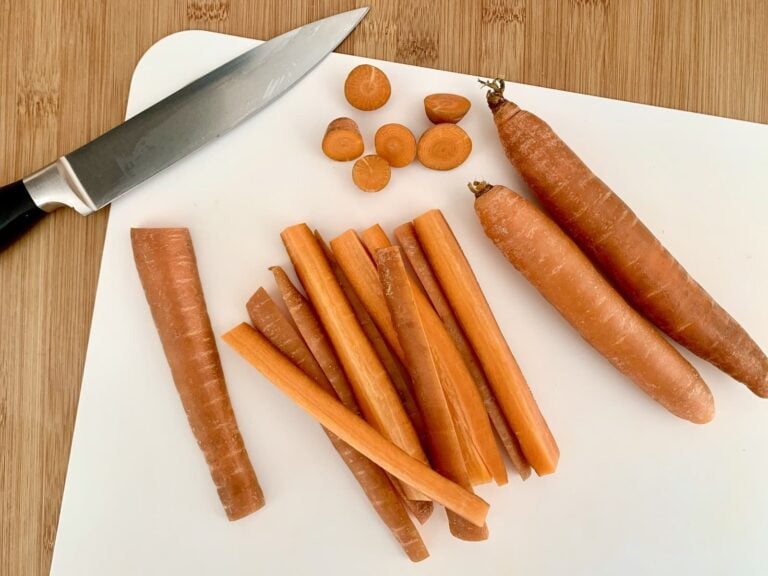 Karotten längs vierteln
