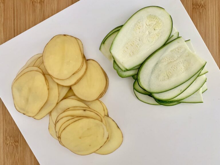 Kartoffeln Zucchini fein schneiden