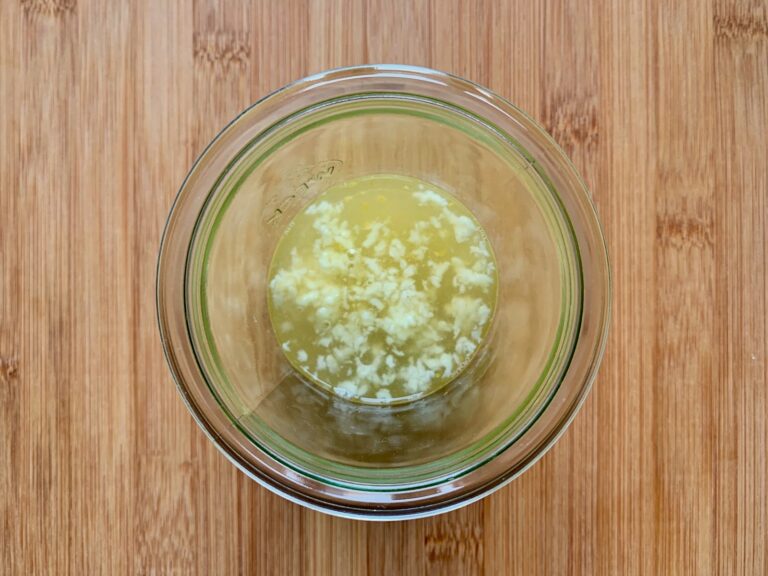 Knoblauch Zitronensaft mischen