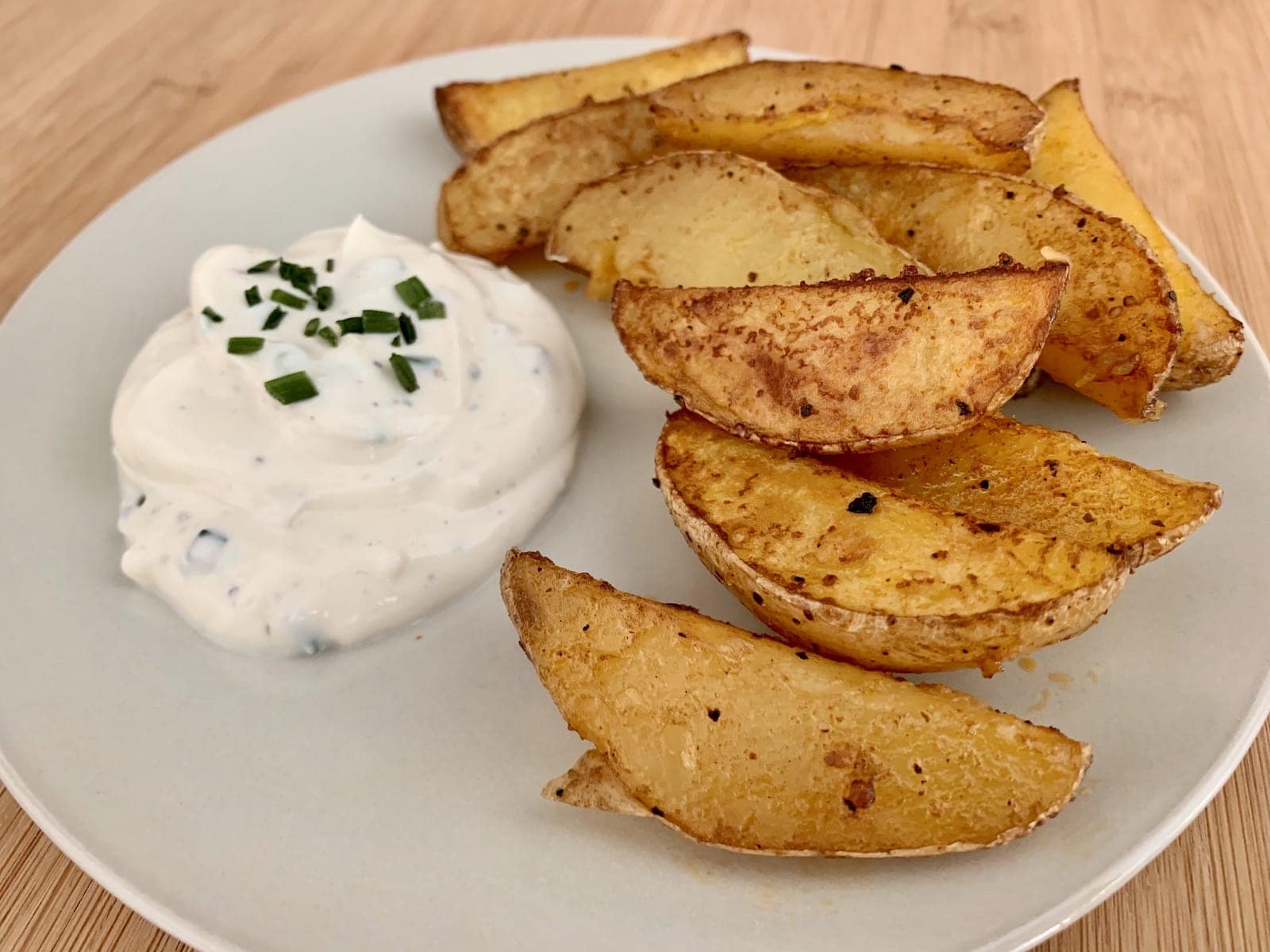Kartoffel Wedges mit Sour Cream – OptiWelt