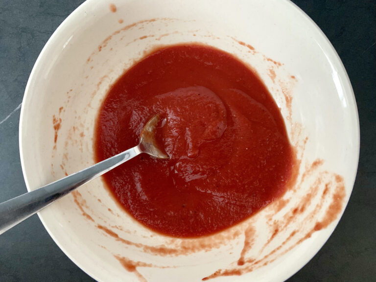 Tomatensauce für Cannelloni zubereiten