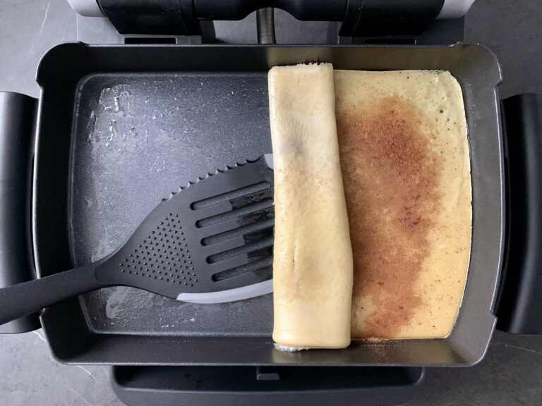 Pfannkuchen-Rolle mit Zimt und Zucker in der Backschale backen