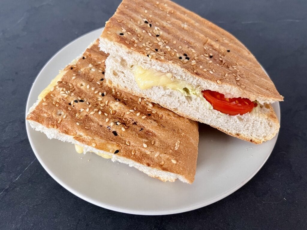 Kontaktgrill Rezept: Fladenbrot-Sandwich mit Tomate und Käse