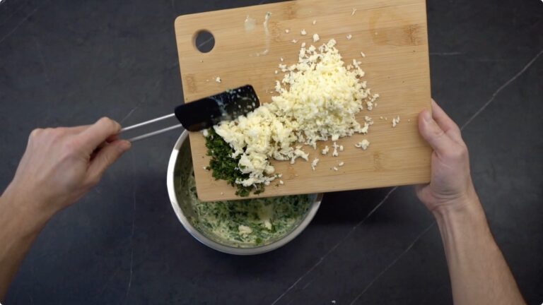 Petersilie und Mozzarella für Spinat-Lasagne