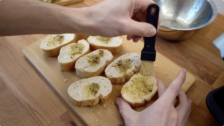 Brot-Scheiben mit Öl bepinseln