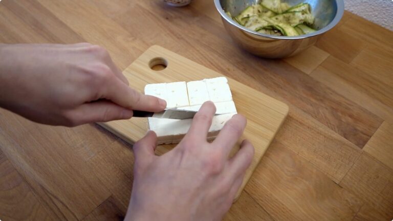 Feta in Würfel schneiden
