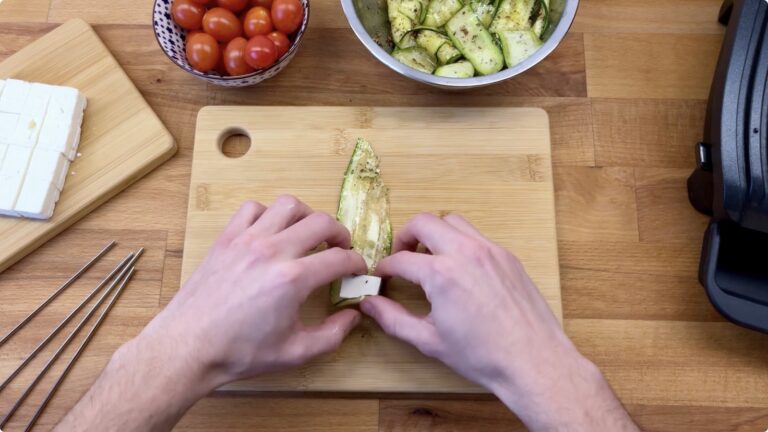 Feta in Zucchini aufrollen