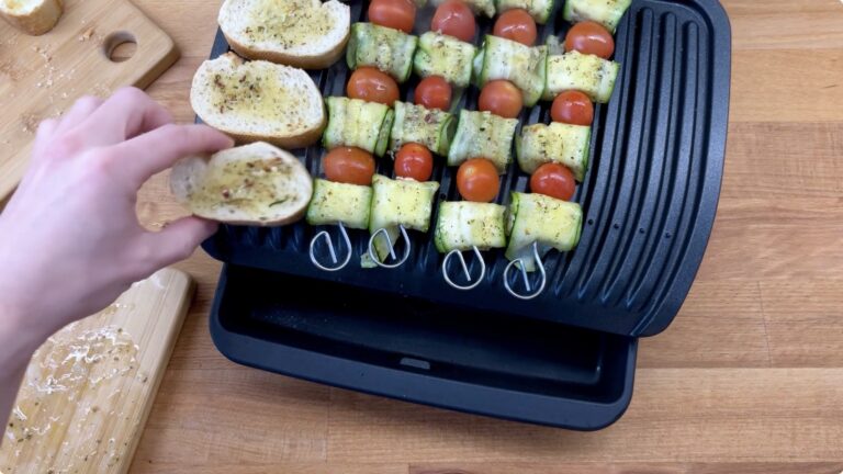 Zucchini-Feta-Spiesse und Brot im OptiGrill