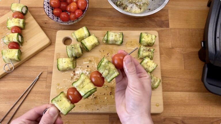 Zucchini mit Feta und Tomaten aufspiessen