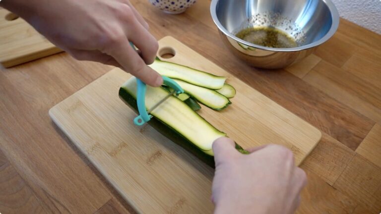 Zucchini in Scheiben hobeln