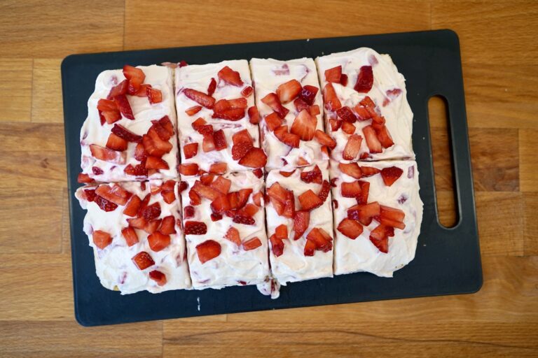 Erdbeer-Sahne-Torte in Stücke schneiden
