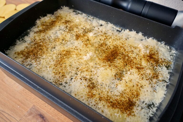 Parmesan und Gewürze in der Backschale